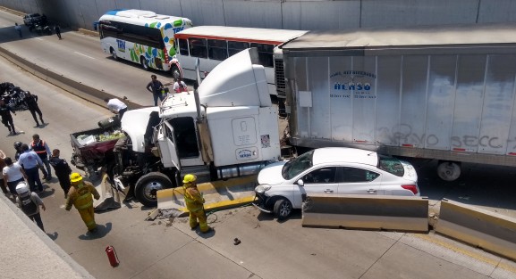 Tráiler sin control en Lázaro Cárdenas a la altura del distribuidor Araucarias dejó saldo de cuantiosos daños materiales y algunas personas policontundidas, que fueron atendidas en el sitio sin necesidad de traslado al hospital, cerca del mediodía de este jueves. Rigoberto Suárez