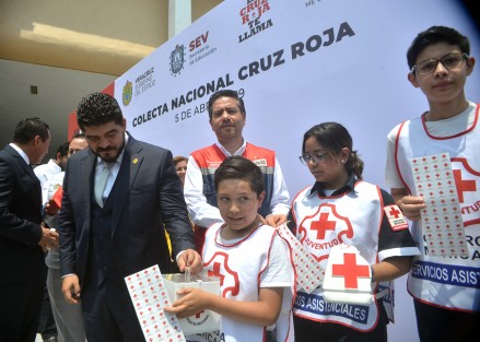 En las instalaciones de la Escuela Normal Veracruzana, se realizó el arranque de  la Colecta Nacional de la Cruz Roja, en la que participÓ el secretario de Educación, Zenyanzen Escobar, quien invitó a los xalapeños a donar.  