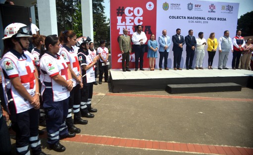 En las instalaciones de la Escuela Normal Veracruzana, se realizó el arranque de  la Colecta Nacional de la Cruz Roja, en la que participÓ el secretario de Educación, Zenyanzen Escobar, quien invitó a los xalapeños a donar.  