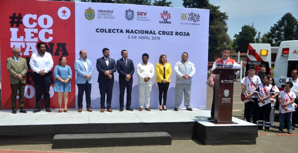 En las instalaciones de la Escuela Normal Veracruzana, se realizó el arranque de la Colecta Nacional de la Cruz Roja, en la que participó el secretario de Educación, Zenyanzen Escobar, quien invitó a los xalapeños a donar. 