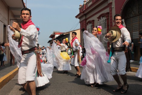Con un desfile por el centro de Xalapa ,con sabor colombiano, se prepara la inauguración esta tarde de la FILU 2019 en Xalapa. Este año la Feria está dedicada a Colombia.