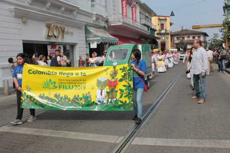 Con un desfile por el centro de Xalapa ,con sabor colombiano, se prepara la inauguración esta tarde de la FILU 2019 en Xalapa. Este año la Feria está dedicada a Colombia.