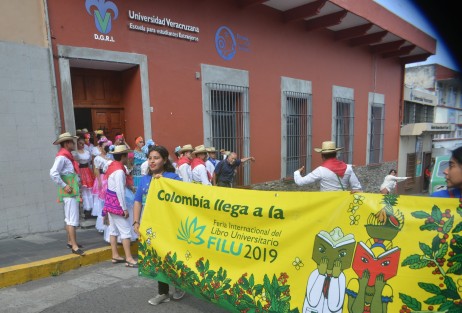 Carnaval Colombia en la FILU,  recorrió varías calles de Xalapa en compañía de la Batucada Xalapa y el Ballet Folklórico Universidad Veracruzana. 