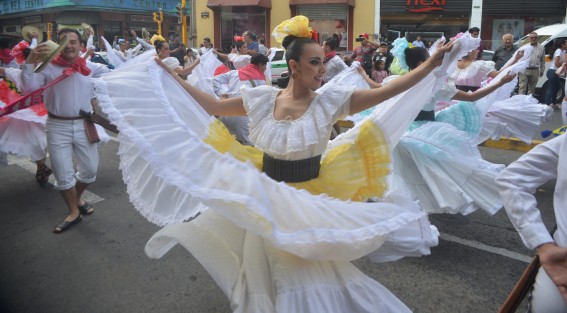 Carnaval Colombia en la FILU,  recorrió varías calles de Xalapa en compañía de la Batucada Xalapa y el Ballet Folklórico Universidad Veracruzana. 