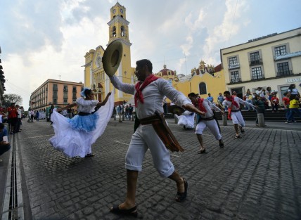 Carnaval Colombia en la FILU,  recorrió varías calles de Xalapa en compañía de la Batucada Xalapa y el Ballet Folklórico Universidad Veracruzana. 
