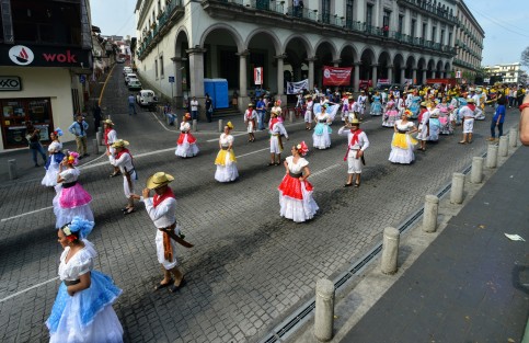 Carnaval Colombia en la FILU,  recorrió varías calles de Xalapa en compañía de la Batucada Xalapa y el Ballet Folklórico Universidad Veracruzana. 