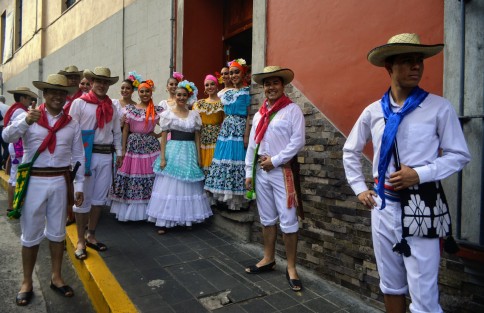 Carnaval Colombia en la FILU,  recorrió varías calles de Xalapa en compañía de la Batucada Xalapa y el Ballet Folklórico Universidad Veracruzana. 
