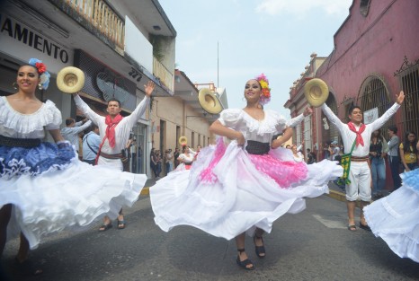 Carnaval Colombia en la FILU,  recorrió varías calles de Xalapa en compañía de la Batucada Xalapa y el Ballet Folklórico Universidad Veracruzana. 