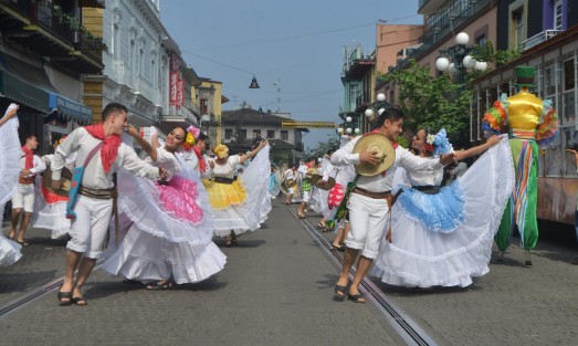 Carnaval Colombia en la FILU,  recorrió varías calles de Xalapa en compañía de la Batucada Xalapa y el Ballet Folklórico Universidad Veracruzana. 
