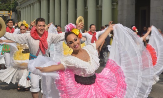 Carnaval Colombia en la FILU,  recorrió varías calles de Xalapa en compañía de la Batucada Xalapa y el Ballet Folklórico Universidad Veracruzana. 