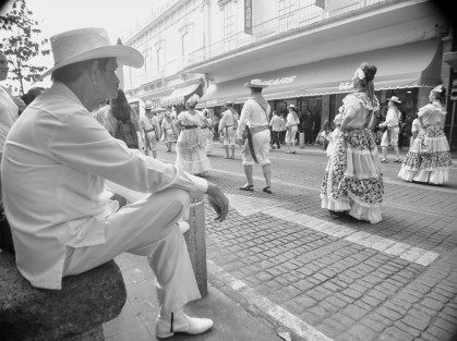 Carnaval Colombia en la FILU,  recorrió varías calles de Xalapa en compañía de la Batucada Xalapa y el Ballet Folklórico Universidad Veracruzana. 