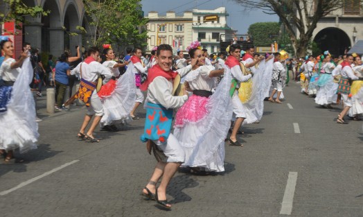 Carnaval Colombia en la FILU,  recorrió varías calles de Xalapa en compañía de la Batucada Xalapa y el Ballet Folklórico Universidad Veracruzana. 