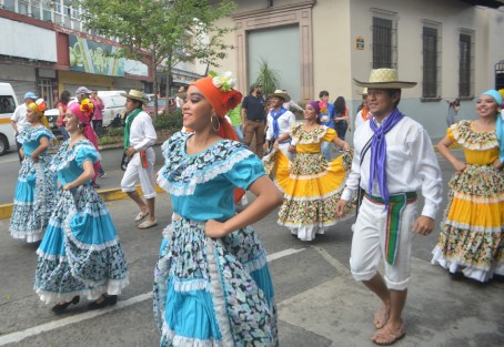 Carnaval Colombia en la FILU,  recorrió varías calles de Xalapa en compañía de la Batucada Xalapa y el Ballet Folklórico Universidad Veracruzana. 