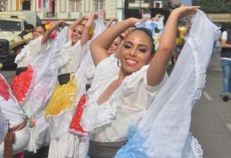 Carnaval Colombia en la FILU,  recorrió varías calles de Xalapa en compañía de la Batucada Xalapa y el Ballet Folklórico Universidad Veracruzana. 