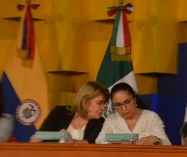 Patricia Cárdenas, embajadora de Colombia, y  Sara Ladrón,  rectora de la UV, encabezaron la inauguración de la Feria del Libro Universitario en su edición número 25, en las instalaciones del complejo  deportivo Omega .