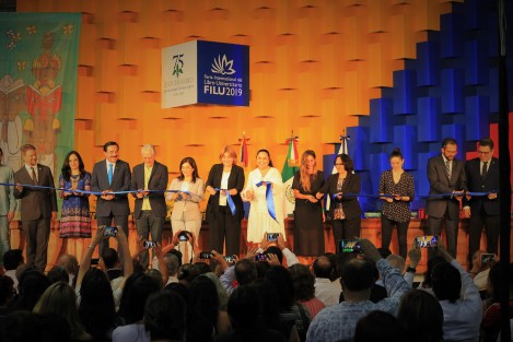 Con el corte de listón y en medio de una nube de mariposas amarillas, fue inaugurada la Feria Internacional del Libro Universitario (FILU) 2019 de la Universidad Veracruzana (UV), que este año tiene como país invitado a Colombia. 