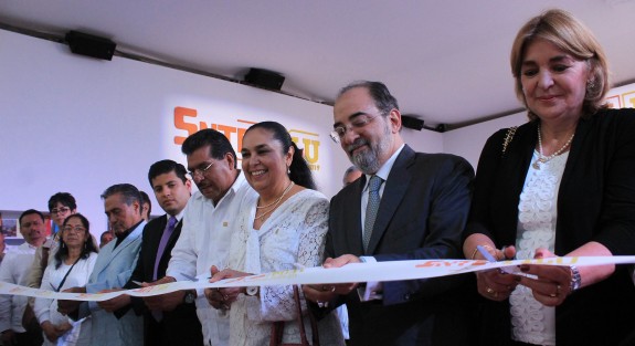 Por vez primera el magisterio afiliado al SNTE participa en  la FILU-UV, a través del Fondo Editorial del Magisterio. La Rectora de la UV, Sara Ladrón de Guevara, acompañada de la Embajadora de Colombia en México, Patricia Eugenia Cárdenas; así como líderes magisteriales, entre otros funcionarios, inauguraron el stand y el Ágora donde el magisterio presentará su oferta editorial durante la FILU 2019.