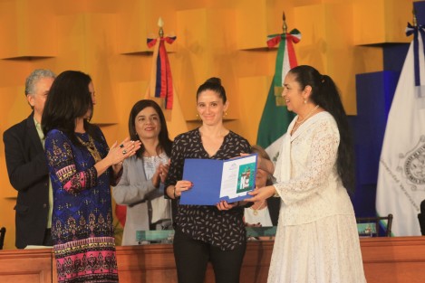La Universidad Autónoma de Nuevo León (UANL) y la UV entregaron el Premio Nacional de Dramaturgia <em>Emilio Carballido</em> a Berta María Soní Solchaga. 