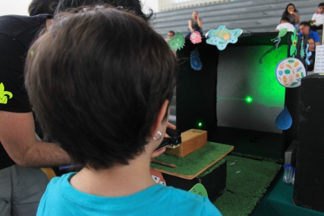 Con un microscopio basado en luz láser, construido por un estudiante, los pequeños descubren el mundo que se puede encontrar en solo una gota de agua.  
