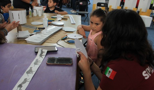 Como parte de la FILU Infantil, alumnos de la Facultad de Física comparten experimentos de conceptos básicos de la Física, como las propiedades de la luz. 

