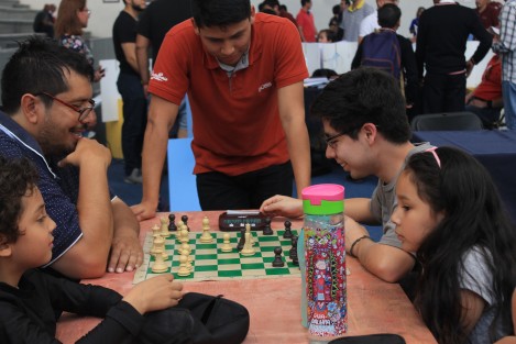 En el espacio de la FILU Infantil se realiza este sábado el 1er Torneo de Ajedrez escolar por equipos, organizado por el  Club de Ajedrez Xalapa, AC, al cual asisten escolapios de diversos planteles de la región. Desafortunadamente, como en otras ocasiones, el calor en ese espacio es agobiante. 
