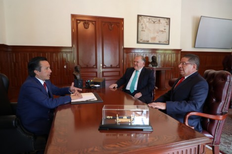 El gobernador Cuitláhuac García Jiménez se reunió con los titulares de los poderes Legislativo y Judicial, José Manuel Pozos Castro y Edel Álvarez Peña, respectivamente. En la Sala Roja, del Palacio de Gobierno, acordaron mantener una coordinación institucional que genere bienestar a las y los ciudadanos.