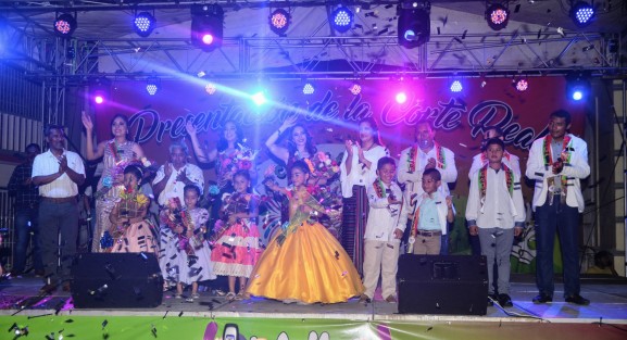 Carnaval en la Feria de la Pesca en Alvarado, en su edición 2019, presentó esta noche a su Corte Real y Reyes Infantiles; el evento se realizó en el parque central en medio de un ambiente familiar y lleno de alegría.