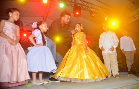 Carnaval en la Feria de la Pesca en Alvarado, en su edición 2019, presentó esta noche a su Corte Real y Reyes Infantiles; el evento se realizó en el parque central en medio de un ambiente familiar y lleno de alegría.