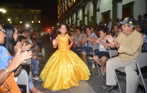 Carnaval en la Feria de la Pesca en Alvarado, en su edición 2019, presentó esta noche a su Corte Real y Reyes Infantiles; el evento se realizó en el parque central en medio de un ambiente familiar y lleno de alegría.  