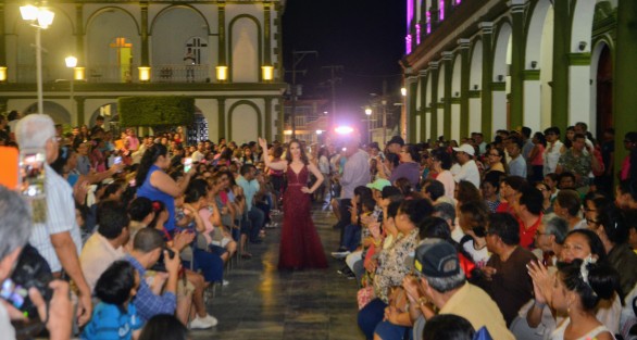 Carnaval en la Feria de la Pesca en Alvarado, en su edición 2019, presentó esta noche a su Corte Real y Reyes Infantiles; el evento se realizó en el parque central en medio de un ambiente familiar y lleno de alegría.  