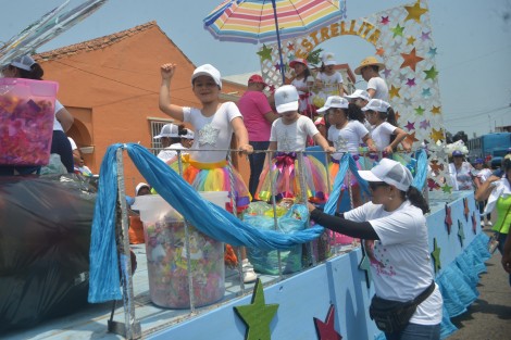 Este domingo se realizó el primer papaqui del Carnaval de Alvarado por las calles de esta ciudad, conocida por su alegría, su tradicional pesca, gastronomía y generosidad con sus visitantes. Las fiestas carnestolendas se llevarán a cabo del 24 al 30 de abril. 