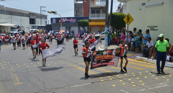 Este domingo se realizó el primer papaqui del Carnaval de Alvarado por las calles de esta ciudad, conocida por su alegría, su tradicional pesca, gastronomía y generosidad con sus visitantes. Las fiestas carnestolendas se llevarán a cabo del 24 al 30 de abril. 