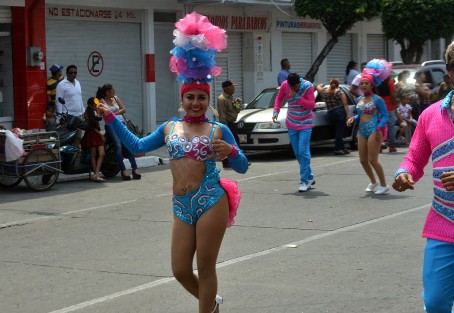 Este domingo se realizó el primer papaqui del Carnaval de Alvarado por las calles de esta ciudad, conocida por su alegría, su tradicional pesca, gastronomía y generosidad con sus visitantes. Las fiestas carnestolendas se llevarán a cabo del 24 al 30 de abril. 