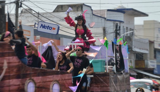 Este domingo se realizó el primer papaqui del Carnaval de Alvarado por las calles de esta ciudad, conocida por su alegría, su tradicional pesca, gastronomía y generosidad con sus visitantes. Las fiestas carnestolendas se llevarán a cabo del 24 al 30 de abril. 