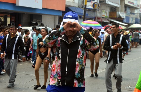 Este domingo se realizó el primer papaqui del Carnaval de Alvarado por las calles de esta ciudad, conocida por su alegría, su tradicional pesca, gastronomía y generosidad con sus visitantes. Las fiestas carnestolendas se llevarán a cabo del 24 al 30 de abril. 