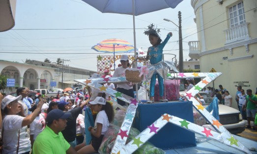 Este domingo se realizó el primer papaqui del Carnaval de Alvarado por las calles de esta ciudad, conocida por su alegría, su tradicional pesca, gastronomía y generosidad con sus visitantes. Las fiestas carnestolendas se llevarán a cabo del 24 al 30 de abril. 