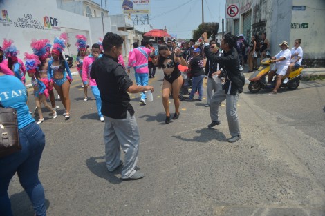 Este domingo se realizó el primer papaqui del Carnaval de Alvarado por las calles de esta ciudad, conocida por su alegría, su tradicional pesca, gastronomía y generosidad con sus visitantes. Las fiestas carnestolendas se llevarán a cabo del 24 al 30 de abril. 