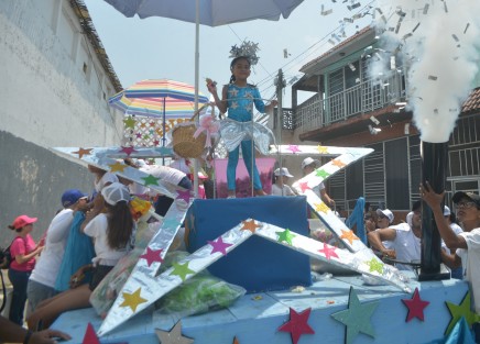 Este domingo se realizó el primer papaqui del Carnaval de Alvarado por las calles de esta ciudad, conocida por su alegría, su tradicional pesca, gastronomía y generosidad con sus visitantes. Las fiestas carnestolendas se llevarán a cabo del 24 al 30 de abril. 