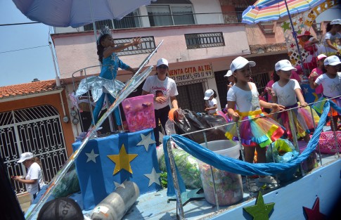 Este domingo se realizó el primer papaqui del Carnaval de Alvarado por las calles de esta ciudad, conocida por su alegría, su tradicional pesca, gastronomía y generosidad con sus visitantes. Las fiestas carnestolendas se llevarán a cabo del 24 al 30 de abril. 