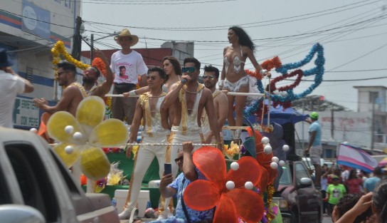 Este domingo se realizó el primer papaqui del Carnaval de Alvarado por las calles de esta ciudad, conocida por su alegría, su tradicional pesca, gastronomía y generosidad con sus visitantes. Las fiestas carnestolendas se llevarán a cabo del 24 al 30 de abril. 