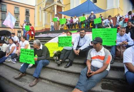Expolicias  municipales de la ciudad de Poza Rica se manifestaron en las escalinatas de la Catedral de Xalapa, para exigir una  buena indemnización,  luego de la desaparición de dicha corporación.