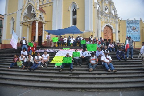 Expolicias  municipales de la ciudad de Poza Rica se manifestaron en las escalinatas de la Catedral de Xalapa, para exigir una  buena indemnización,  luego de la desaparición de dicha corporación.