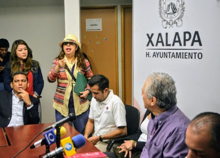 Durante su conferencia, una vecina de la calle Luis Monroy interrumpió para decir que personal de medio ambiente no la quiere atender en un problema con unas jardineras de dicha calle.