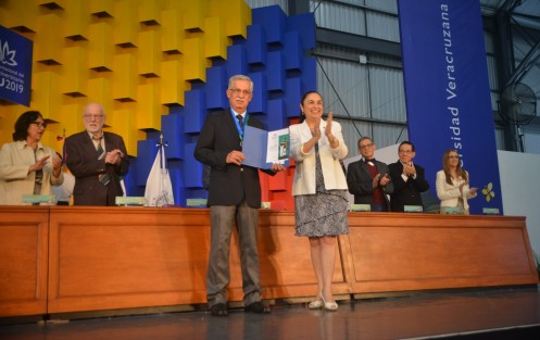 Sara Ladrón, rectora de la UV, entregó las medallas al mérito UV a los doctores Hans-Otto Dill, de la Universidad Humboldt, Berlín; Alberto Gómez Gutiérrez, de la Pontificia Universidad Javeriana de Colombia; Jaime Labastida Ochoa, de la Academia Mexicana de la Lengua y a Jesús Dorantes, de Ciencias Agrícolas UV.