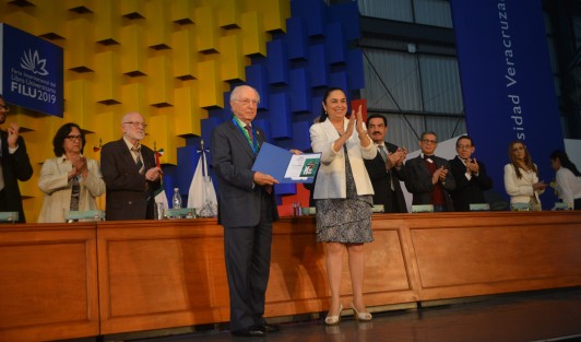 Sara Ladrón, rectora de la UV, entregó las medallas al mérito UV a los doctores Hans-Otto Dill, de la Universidad Humboldt, Berlín; Alberto Gómez Gutiérrez, de la Pontificia Universidad Javeriana de Colombia; Jaime Labastida Ochoa, de la Academia Mexicana de la Lengua y a Jesús Dorantes, de Ciencias Agrícolas UV.