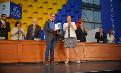 Sara Ladrón, rectora de la UV, entregó las medallas al mérito UV a los doctores Hans-Otto Dill, de la Universidad Humboldt, Berlín; Alberto Gómez Gutiérrez, de la Pontificia Universidad Javeriana de Colombia; Jaime Labastida Ochoa, de la Academia Mexicana de la Lengua y a Jesús Dorantes, de Ciencias Agrícolas UV. 