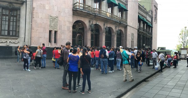 Integrantes de la agrupación Pueblos Unidos, encabezados por el señor Juan Piedra, se manifestaron pacificamente en la puerta lateral del Palacio de Gobierno, solicitando apoyo para 500 familias de Coatepec, solicitantes de vivienda. Resaltaron que ellos no son una organización invasora, como otras. 