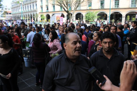 Integrantes de la agrupación Pueblos Unidos, encabezados por el señor Juan Piedra, se manifestaron pacificamente en la puerta lateral del Palacio de Gobierno, solicitando apoyo para 500 familias de Coatepec, solicitantes de vivienda. Resaltaron que ellos no son una organización invasora, como otras. 