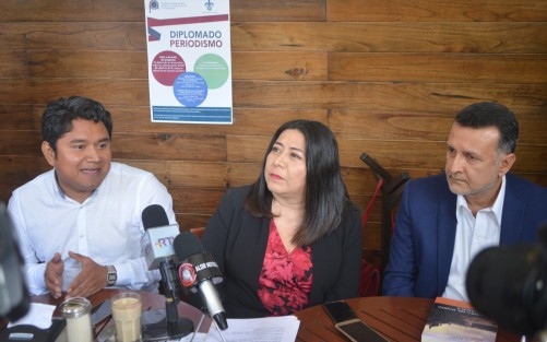 Autoridades de la CEAPP  y de  la Universidad Veracruzana  ofrecieron una rueda de prensa para anunciar el Diplomado Periodismo.