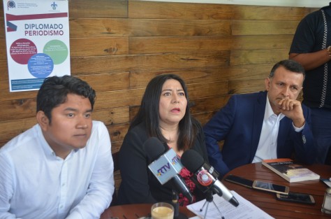 Autoridades de la CEAPP y de la Universidad Veracruzana ofrecieron una rueda de prensa para anunciar el Diplomado Periodismo.